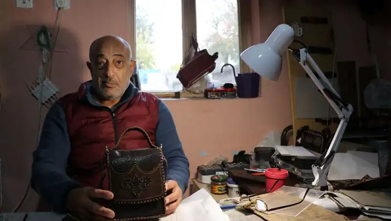 58 Yaşındaki Depremzede Kadın, El Emeğiyle Hayata Tutunuyor: Çanta ve Umut