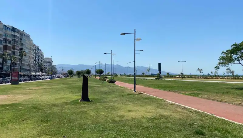 İzmir'de Sıcaklık Rekoru Kırıldı: Kordon Plajı Boş Kaldı
