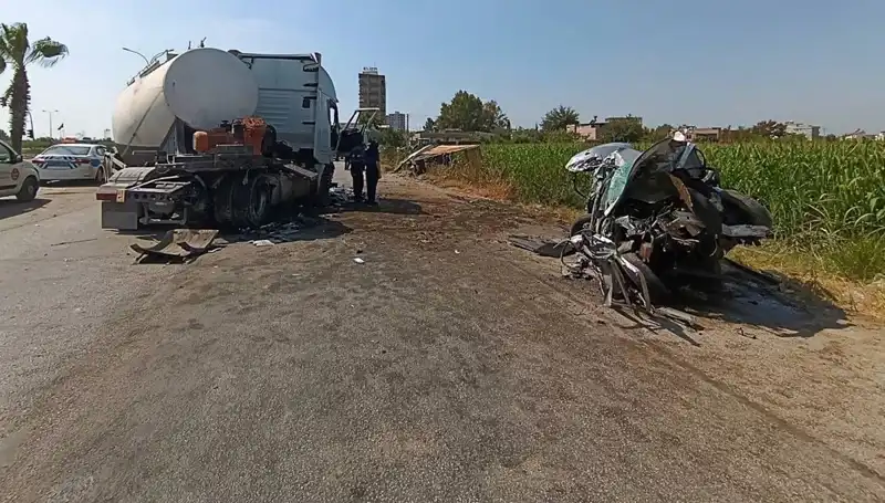 Adana'da Otomobil ve Kamyon Tankerle Çarpıştı: Feci Kaza Anları