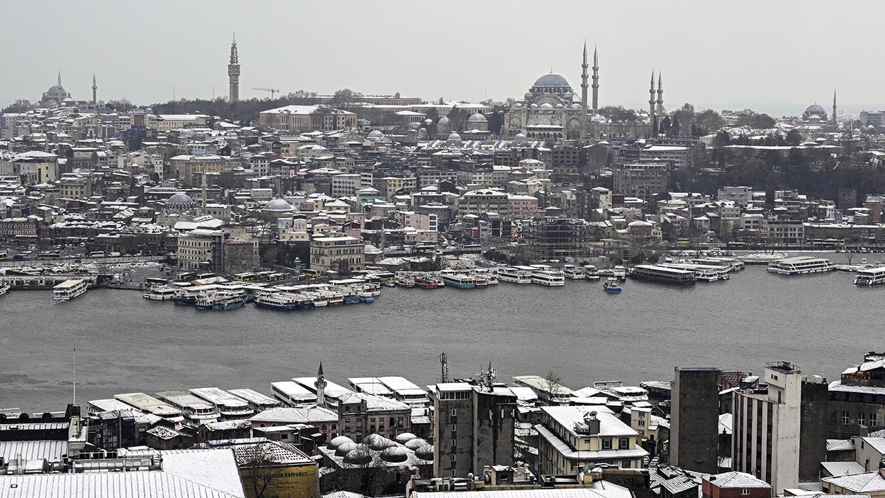 İstanbul'u kaplayan kar yağışı şehri beyaza bürüdü