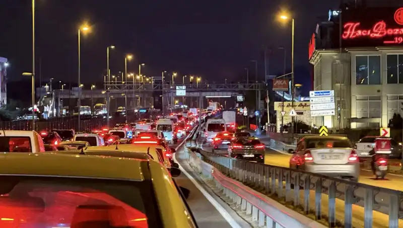 Yenibosna Metrobüs Yaya Üst Geçidi Çalışmaları Başladı – Dikkat Çekici Değişiklikler Geliyor