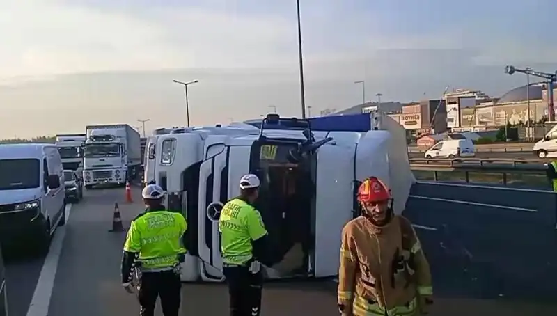 Pendik TEM Otoyolu'nda TIR Devrildi, İstanbul'da Trafik Felç Oldu!