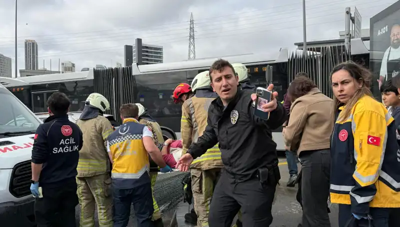 İstanbul Metrobüsünde Feci Kaza: Hayatını Kaybedenler Var, Seferler Durduruldu