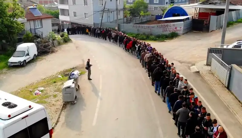 Bursa'da Bayram Coşkusu: 1 Kilometre Uzunluğunda Bayramlaşma Kuyruğu