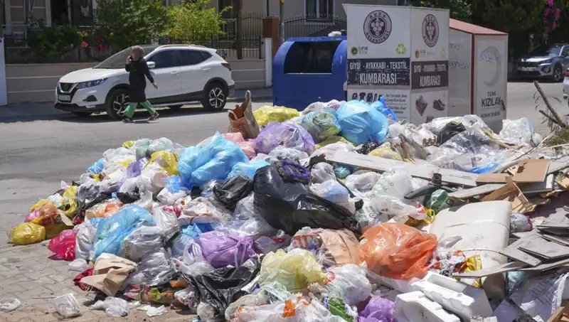 İzmir'de Çöp Yığınları Tehlike Saçıyor: Çözüm Yok Mu?