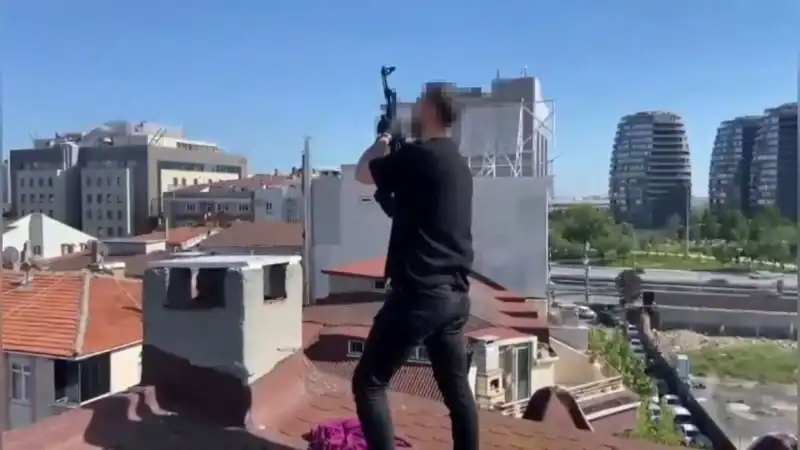 İstanbul'da Şok Eden Operasyon: Çatıya Kaçan Suçlular Bacadan AK-47 ile Yakalandı