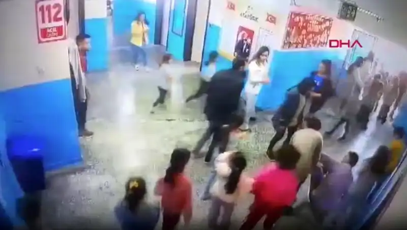 Okulda Bayılan Öğrenciye Müdür Yardımcısından Kahramanlık Müdahalesi