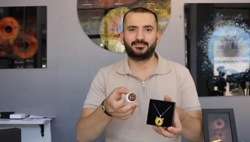 İris Fotoğraflarını Takı ve Tabloya Dönüştüren Sanatçı: Yeni Bir Trend Doğuyor!