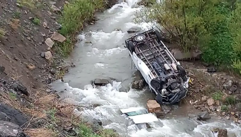 Hakkari'de Minibüs Kazası: Derede Devrilen Araçta İki Ölü, Üç Yaralı!