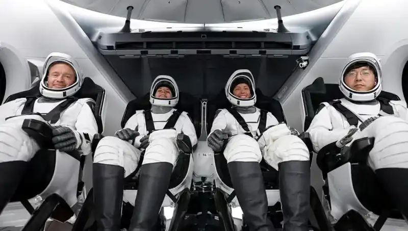 Uzaya Yolculuk Sadece Başlangıç: SpaceX Tarihi Görevini Tamamladı!