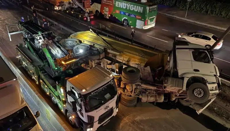 Moloz Yüklü Hafriyat Kamyonu Devrildi: Olayın Ardındaki Sebepler Neler?