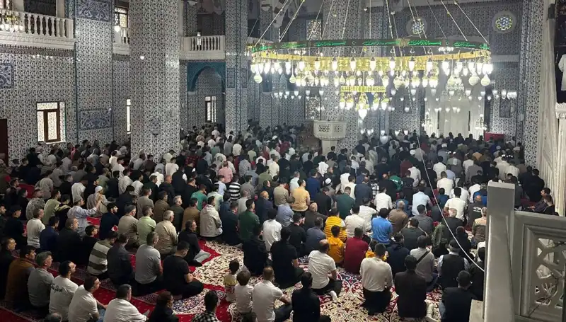 İlk Bayram Namazı Iğdır'da Coşkuyla Kutlandı: Yerli ve Yabancı Ziyaretçiler