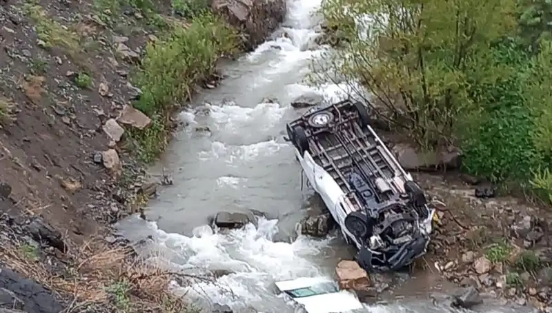 Hakkari'de Minibüs Devrildi: İki Can Kaybı ve Üç Yaralı Haberiyle Alarm Verdi
