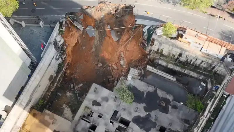 Sarıyer'de Sarsıcı Olay: Yol Çöktü, Cadde Trafiğe Kapandı!