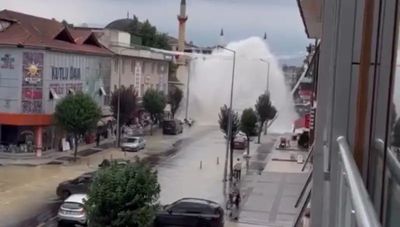İçme Suyu Hattındaki Patlama: Mahallede Su Fıskırdı, Panik Araçlar Koştu