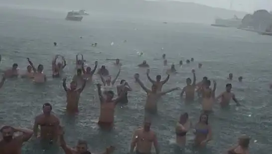 İstanbul’un Bebek Plajı'nda Yağmura Rağmen Deniz Keyfi!
