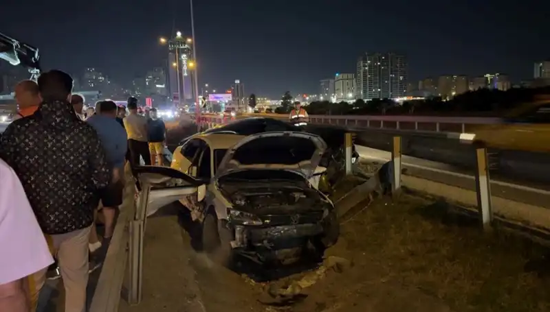 İki Otomobilin Yol Ayrımında Düşmesi: Sürücülerin Korkulu Anları