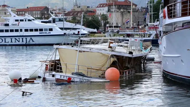Hırvatistan’da Şiddetli Fırtına Feribotu Vurdu, Gemi Battı: Son Durum Ne?
