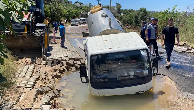 Bodrum’da Su Hattı Patladı, Tanker Çukura Düşerek Alarm Yarattı