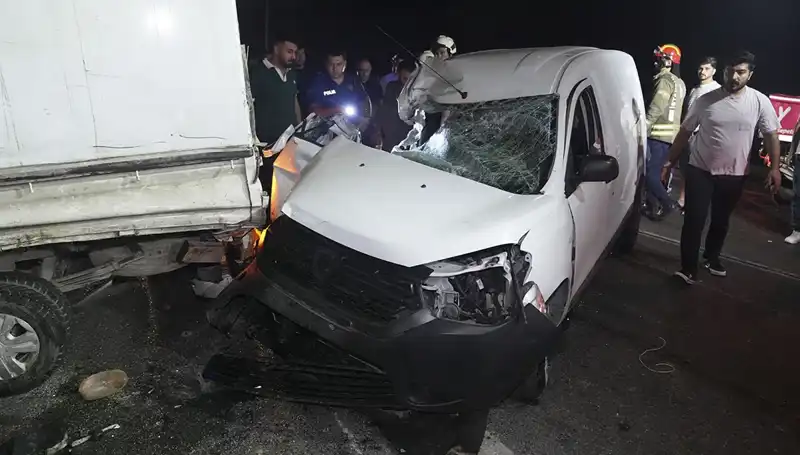 İstanbul'da Feci Kaza: Üç Kişi Yaralandı, Olay Yeri Karıştı!