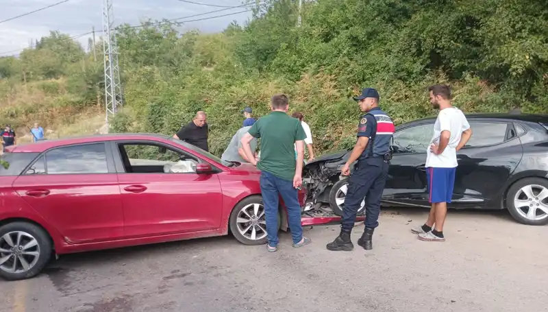 Karamürsel'de Feci Kaza: Otomobiller Çarpıştı, 4 Yaralı