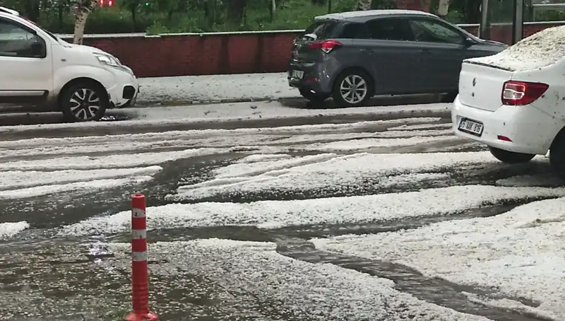 Ardahan'da Dolu Yağışı Şehri Beyaza Bürüdü, Hayat Durdu