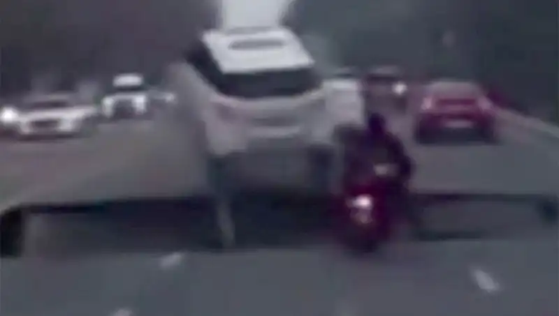 Güney Kore Otoyolunda Şok Eden Olay: Dev Çukur Motosikleti Yuttu!