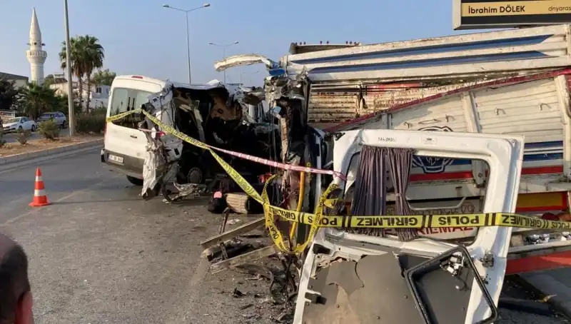 Mersin'de Feci Kaza: Tatil Yolunda İki Ölüm ve On Yaralı