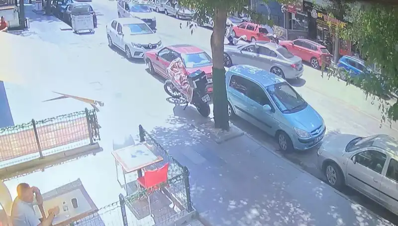Yaya Geçidinde Korkutan Kaza: Araba Çarptı!