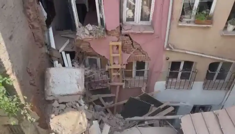 İstanbul'da Üç Katlı Binanın Balkonu Çöktü: Olayın Ayrıntıları ve Süreç
