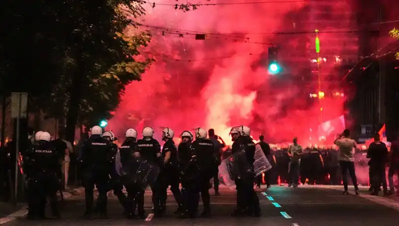Sırbistan’da Seçim Protestoları: On Binler Sokağa Çıktı, Gözaltılar Yaşandı