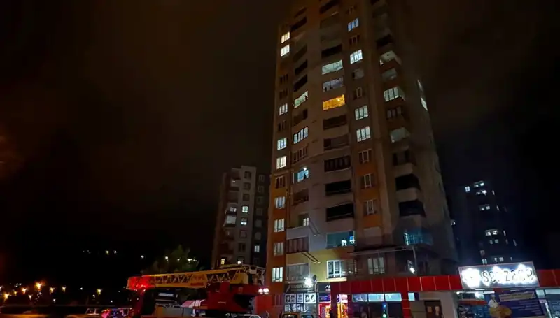 Yıldırım Düşmesi Sonucu Apartman Çatısında Büyük Hasar: Olayın Ayrıntıları