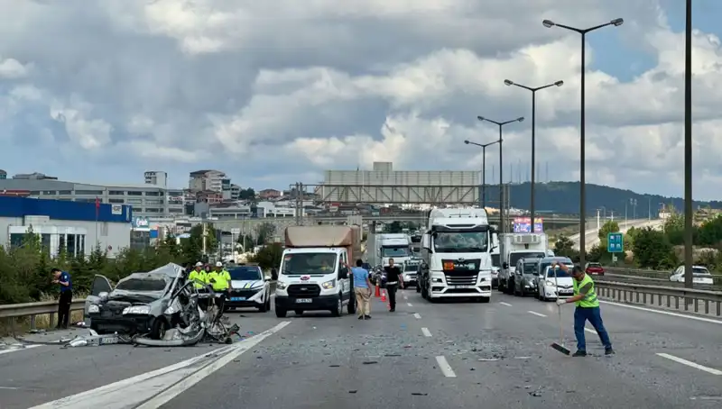 Otoyolda Trafigi Durduran Feci Kaza: Üç Kişi Araçta Sıkıştı