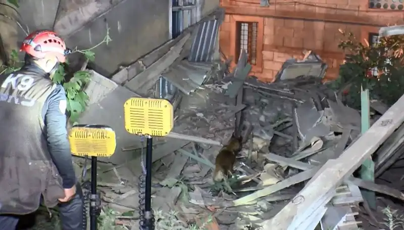 İstanbul'da Deprem Felaketi: Hasar Gören Bina Çöktü, Panik Ortamı Oluştu