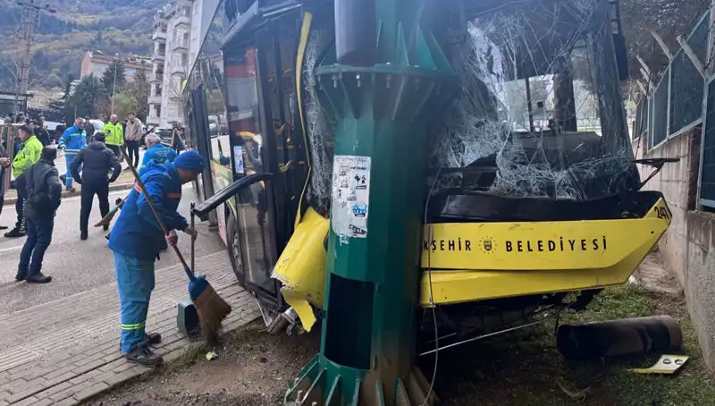 Bursa’da Belediye Otobüsü Kaza Yaptı: 8 Yaralı, Olayın Detayları Ortaya Çıktı