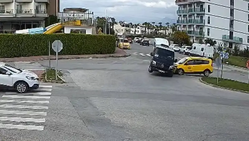 Kavşakta Feci Kaza: Minibüs ve Ticari Taksi Çarpıştı, 5 Yaralı!