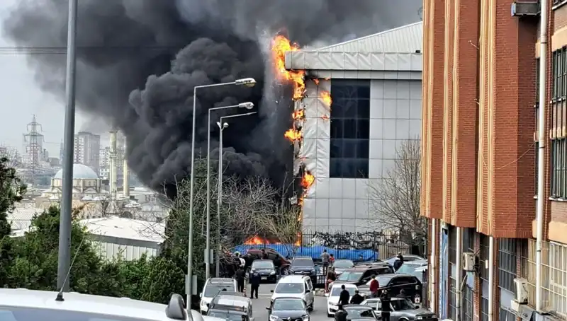 Başakşehir Sanayi Sitesi'nde Korkutan Yangın: Ekipler Olay Yerinde Mücadele Ediyor