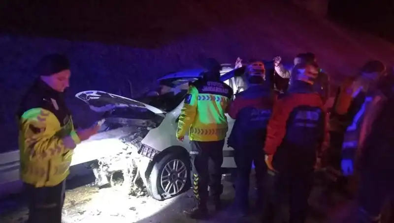 Bariyer Kontrolden Çıkıp Otomobile Saplandı: Dört Yaralı
