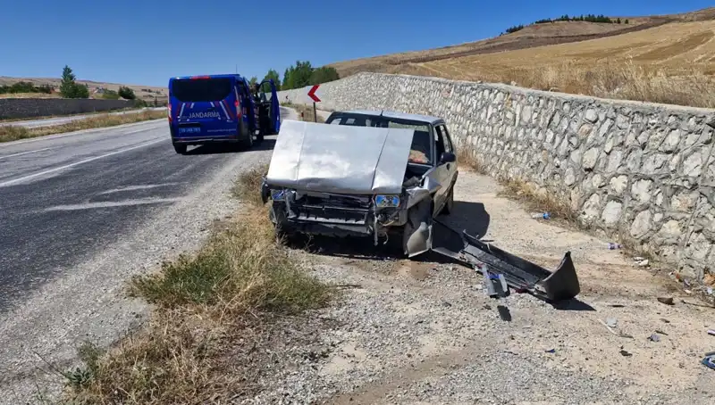 Kontrolden Çıkan Otomobil Duvara Çarptı: Korkutan Kaza ve Yaralılar