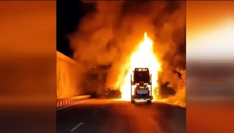 Otomobil Yüklü Tırda Çıkan Yangın: 8 Araç Müsait Oldu