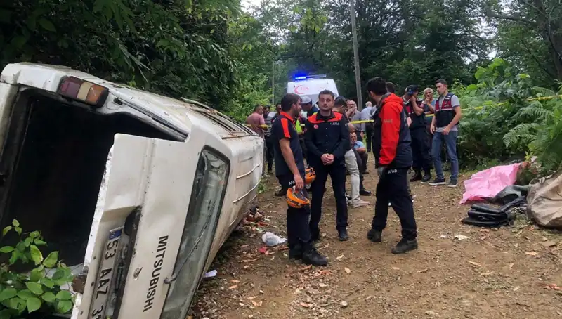 Rize'de Minibüs Faciası: Yamaçtan Yuvarlanan Araçta İki Can Kaybı, Üç Yaralı
