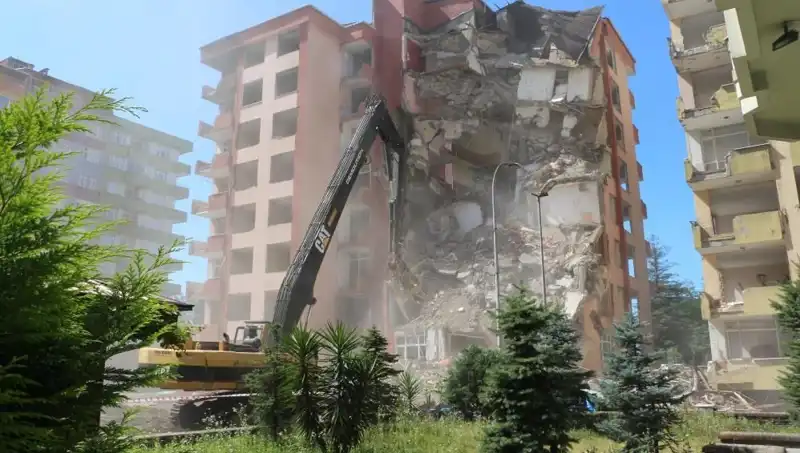 Dalgalar Depremin Yerini Aldı: İki Bina Yıkım Kararı Alındı