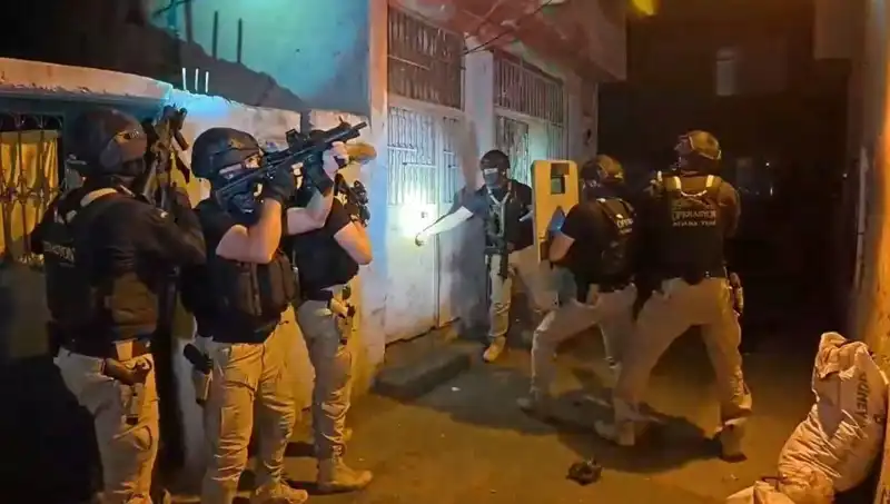 İstanbul'da DAEŞ'e Yönelik Operasyon: Polisten 18 Gözaltı!