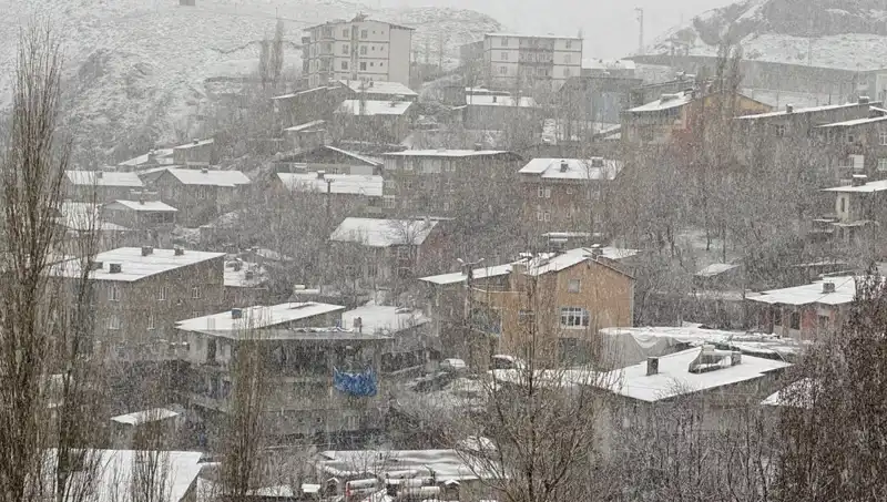 Hakkari'de Nisan Karı: Baharın Gelişine Rağmen Kışın İzleri