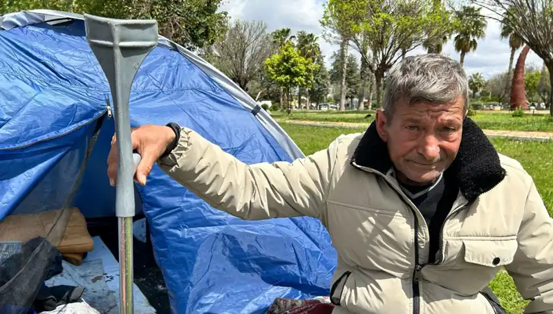 Kaza Sonrası Geçim Mücadelesi: Parkta Çadırda Yaşayan Adamın Hikayesi