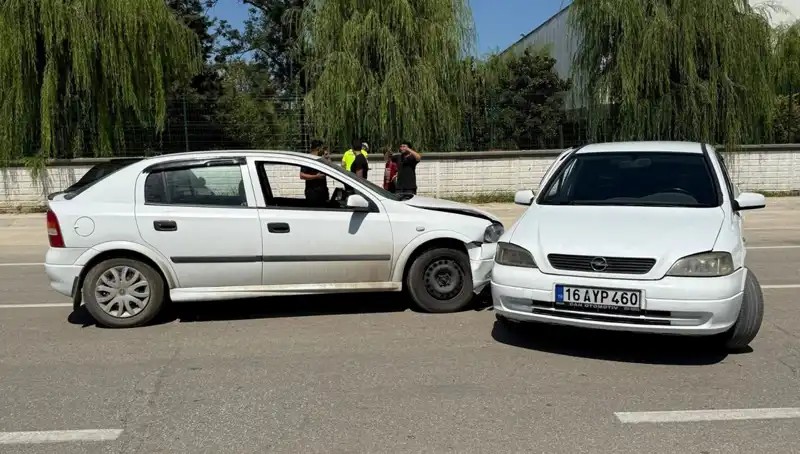 İki Aracın Kafa Kafaya Çarpışması: Yolda Korkutan Kaza ve Yaralılar
