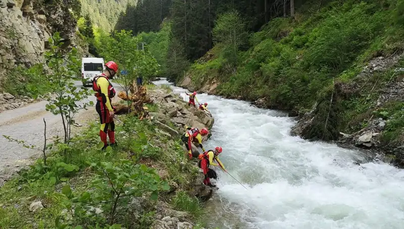Trabzon'da Dereye Düşen Çocuğun Arama Çalışmaları Devam Ediyor