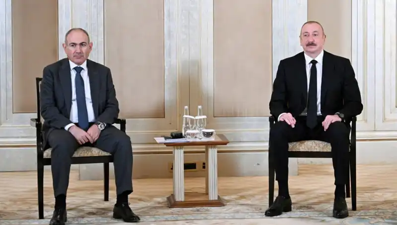 Aliyev ve Paşinyan, Abu Dabi'de Yeni Bir Barış Süreci İçin Masaya Oturdu
