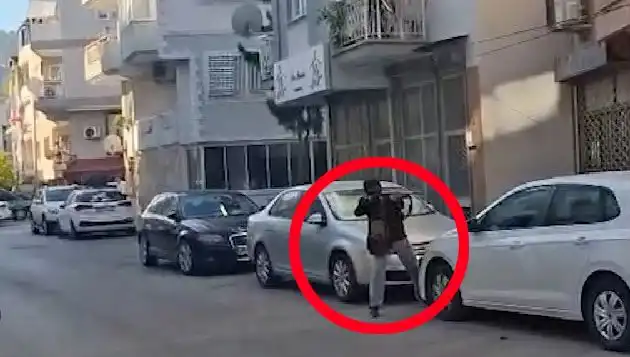 İzmir’de Silahlı Saldırgana Karşı Kahraman Girişim: O Anlar Kamerada