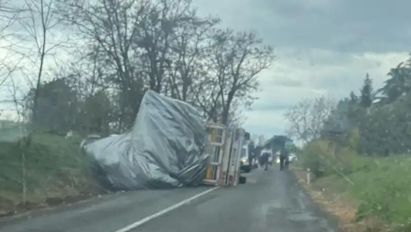 Tekirdağ'da Saman Yüklü TIR Devrildi, Kaza Sonucu 1 Kişi Yaralandı